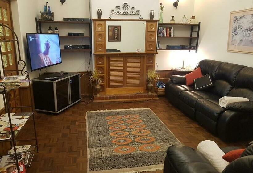 带大床的套房, Barossa Glen ~ Henri's Cottage ~ Bed & Breakfast