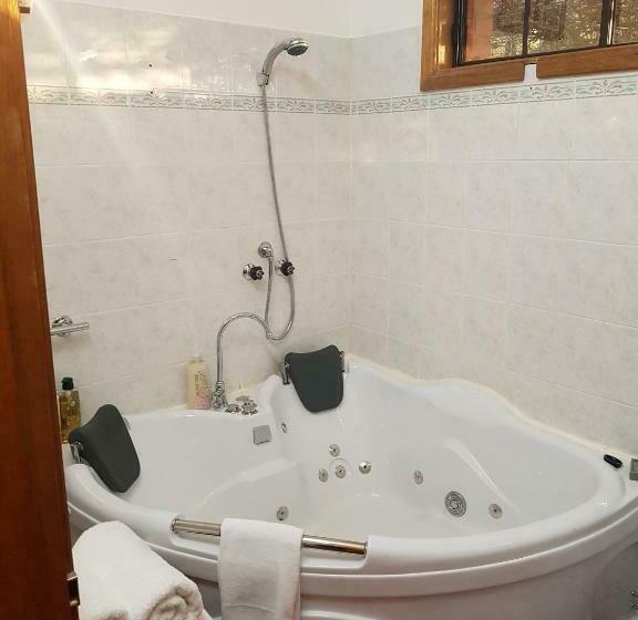 스위트 킹사이즈 침대, Barossa Glen ~ Henri's Cottage ~ Bed & Breakfast