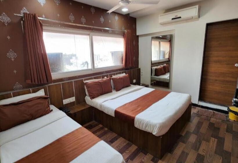 חדר בסיסי לשלושה, Nova Prime