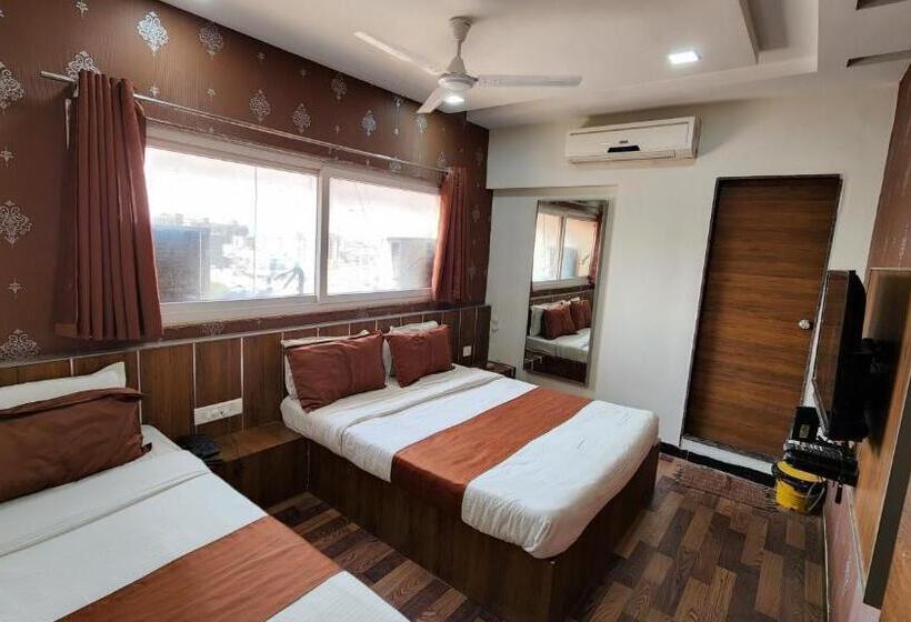 חדר בסיסי לשלושה, Nova Prime