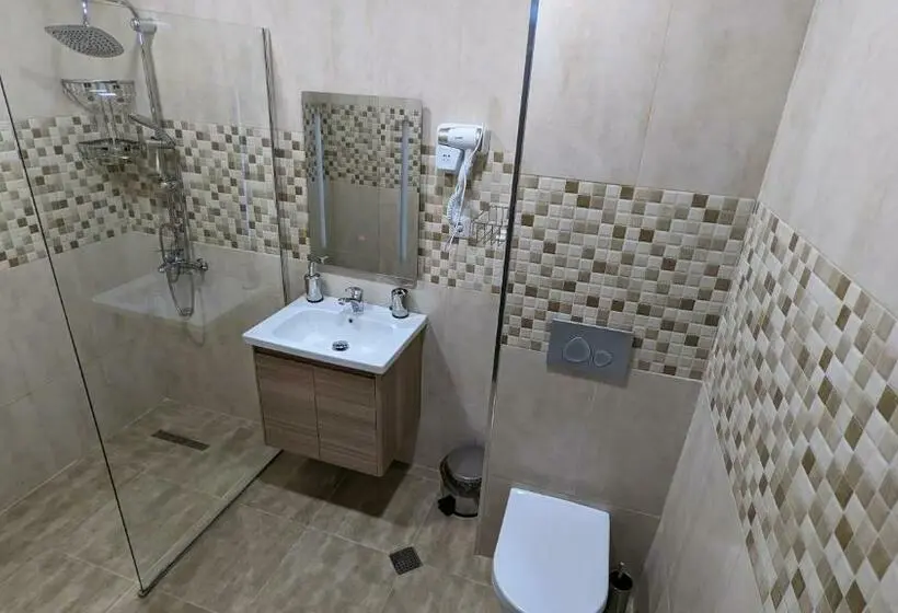 سوییت با چشم‌انداز دریا, Hills Kvariati