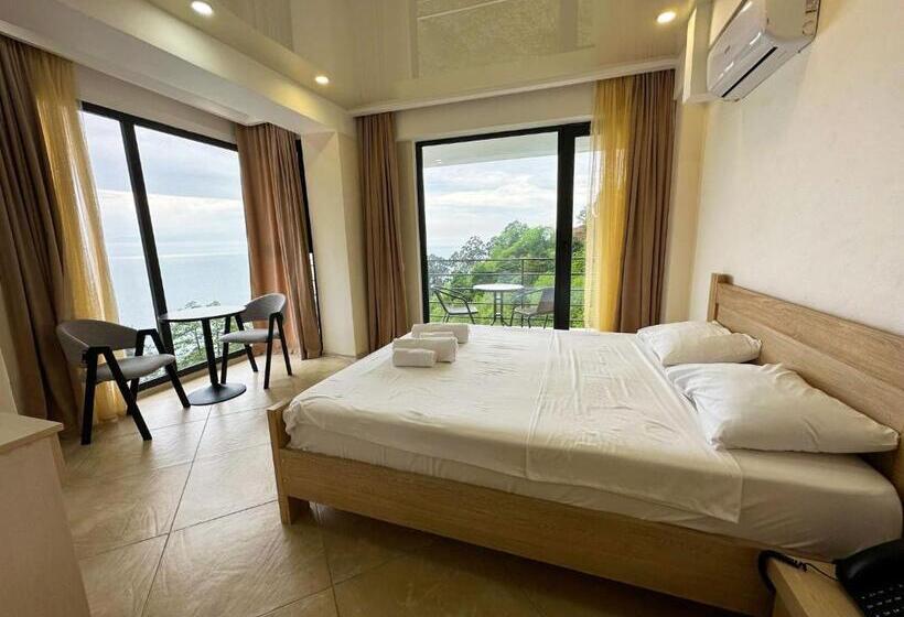 سوییت با چشمانداز دریا, Hills Kvariati