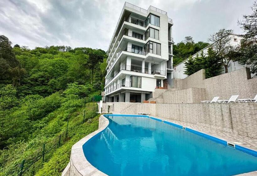 سوییت با چشمانداز دریا, Hills Kvariati