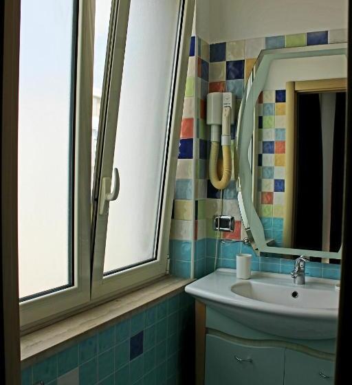 اتاق لوکس با بالکن و چشمانداز دریا, B&b Via Veneto