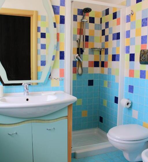 اتاق لوکس با بالکن و چشمانداز دریا, B&b Via Veneto