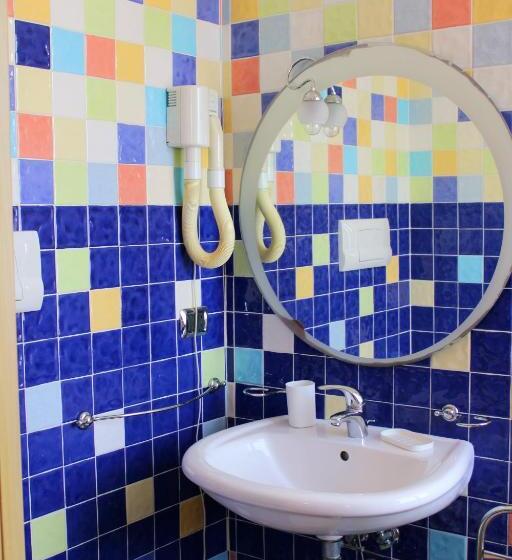 اتاق استاندارد چهار تخته با چشمانداز دریا, B&b Via Veneto