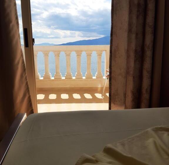 اتاق سه نفره دلوکس با چشمانداز دریا, Rock Star Pllakat