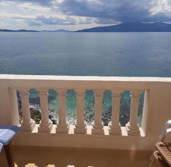 اتاق سه نفره دلوکس با چشمانداز دریا, Rock Star Pllakat