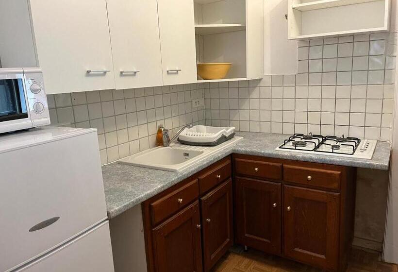 شقة غرفة واحدة, La Croix Blanche