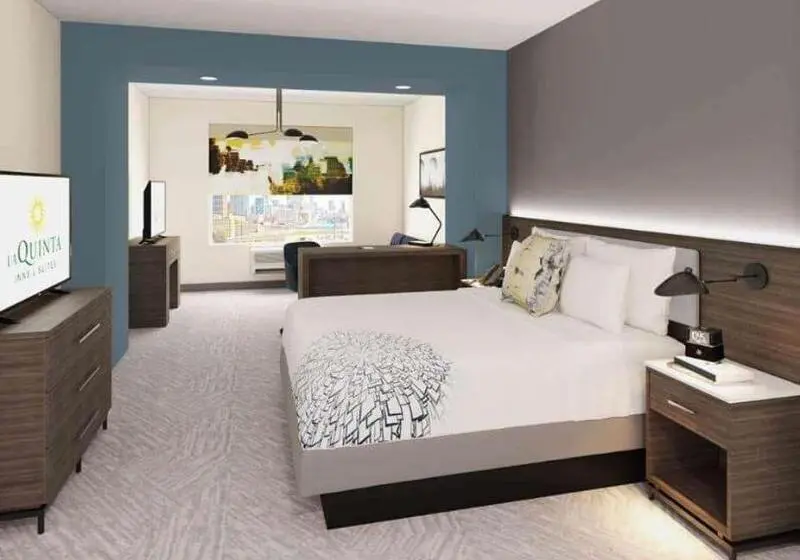 キングサイズベッドのスタンダードルーム, La Quinta Inn & Suites By Wyndham Locust Grove