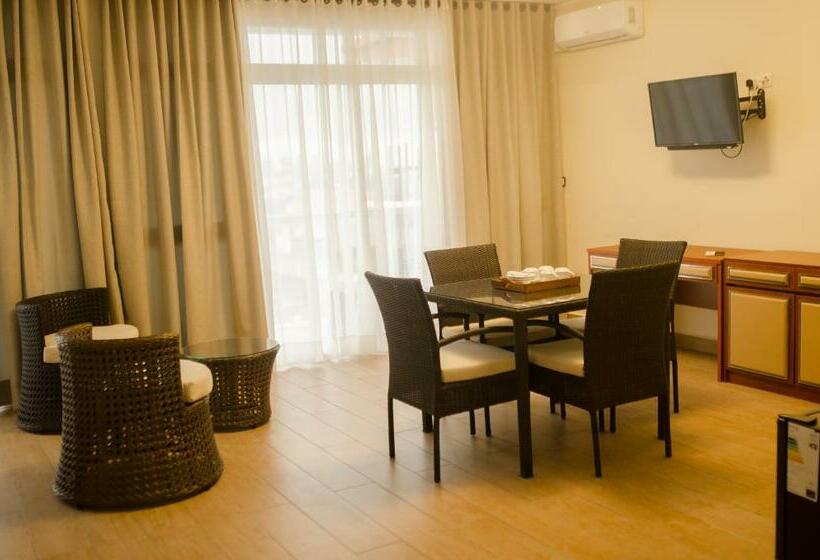 اتاق پریمیوم چهارنفره, Hôtel Menabe L