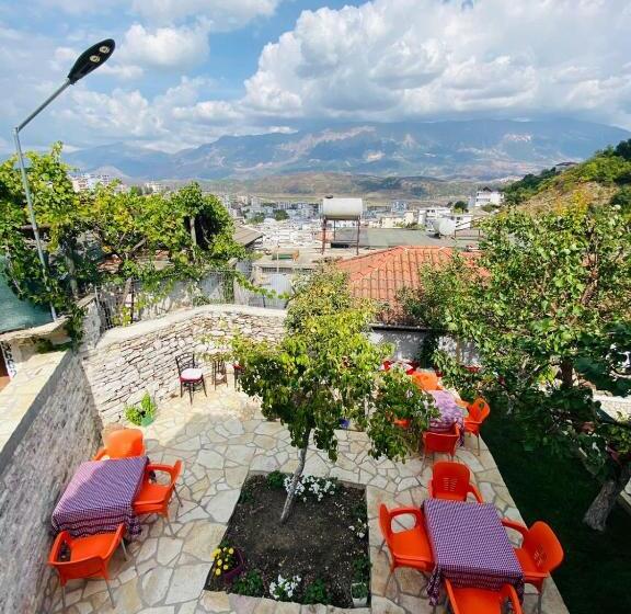 اتاق خانوادگی, Mani Guest House