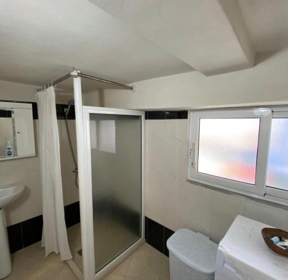 اتاق خانوادگی, Mani Guest House