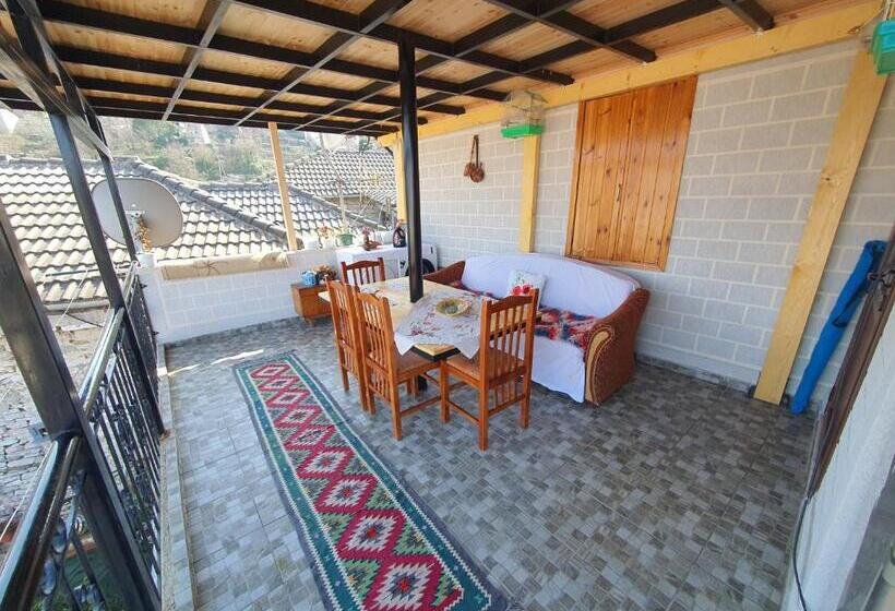 اتاق استاندارد سه نفره, Mani Guest House