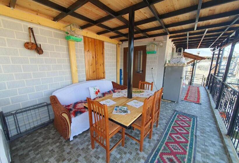 اتاق استاندارد سه نفره, Mani Guest House