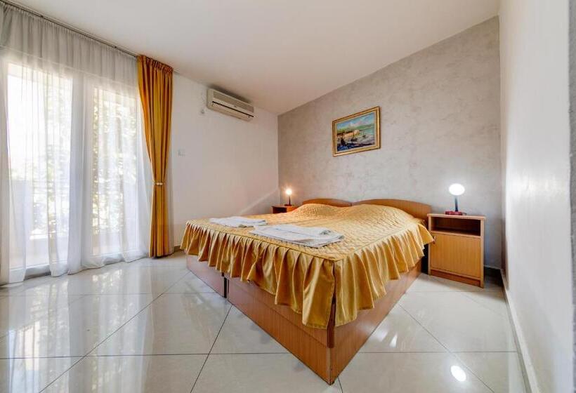 اتاق استاندارد سه نفره, Suzana Budva