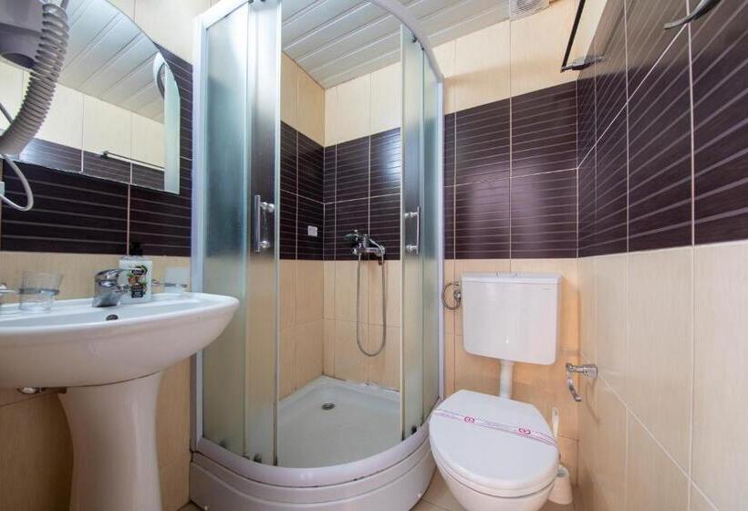 اتاق خانوادگی, Suzana Budva