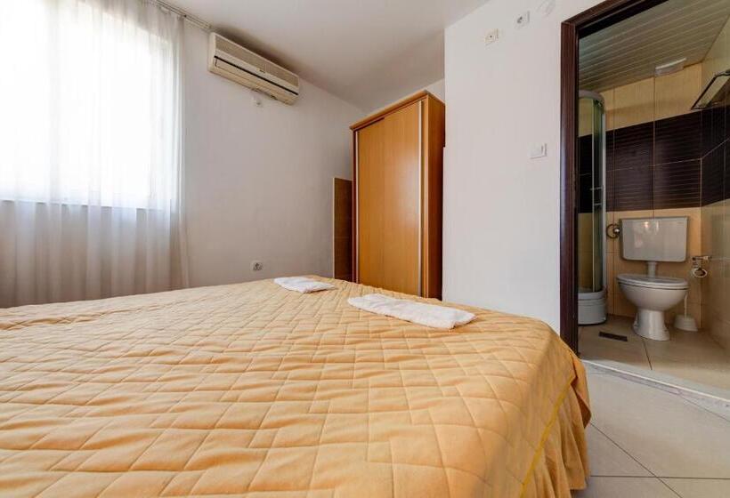 اتاق خانوادگی, Suzana Budva