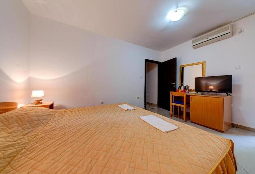 اتاق خانوادگی, Suzana Budva