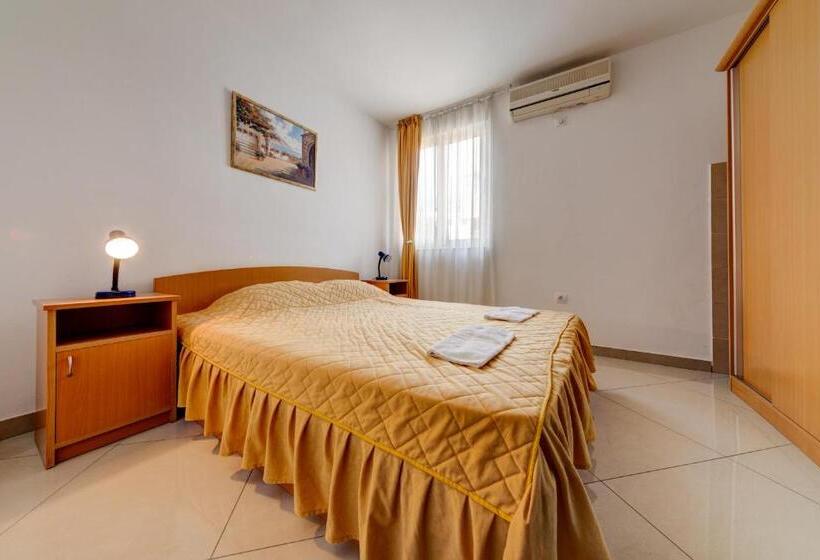 اتاق خانوادگی, Suzana Budva