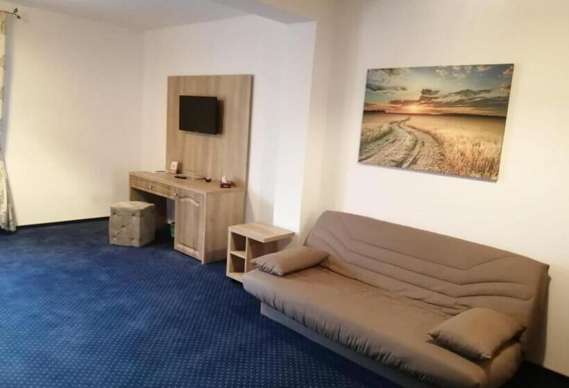 高级三人间, Pensiunea Lara