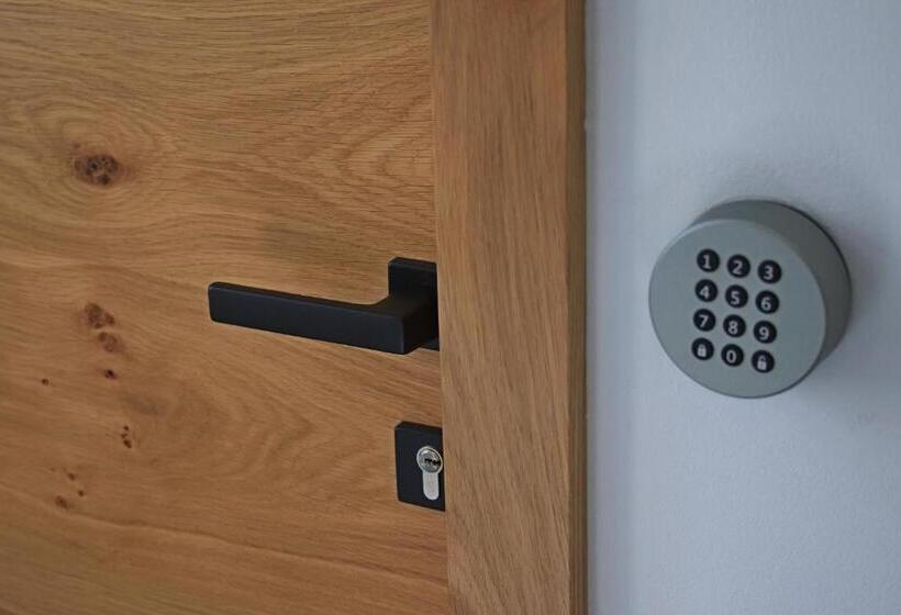 استودیوی استاندارد, Cirus Apartments