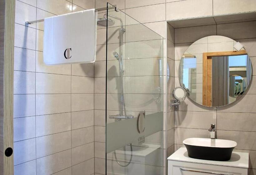 استودیوی استاندارد, Cirus Apartments