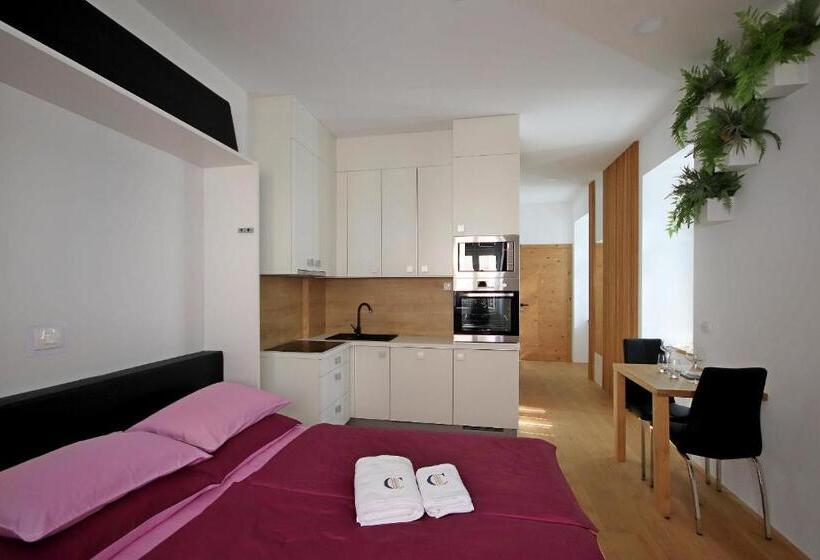 استودیوی استاندارد, Cirus Apartments