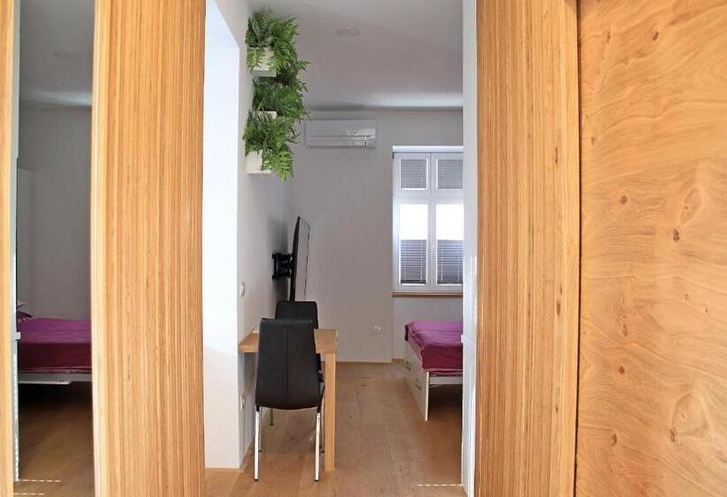 استودیوی استاندارد, Cirus Apartments