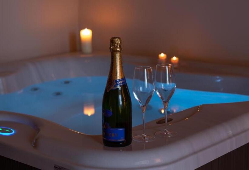 سوئیت با تخت بزرگ, Borgo Petroro