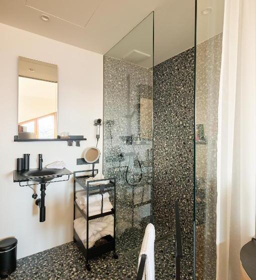 Suite with lake view, Lese