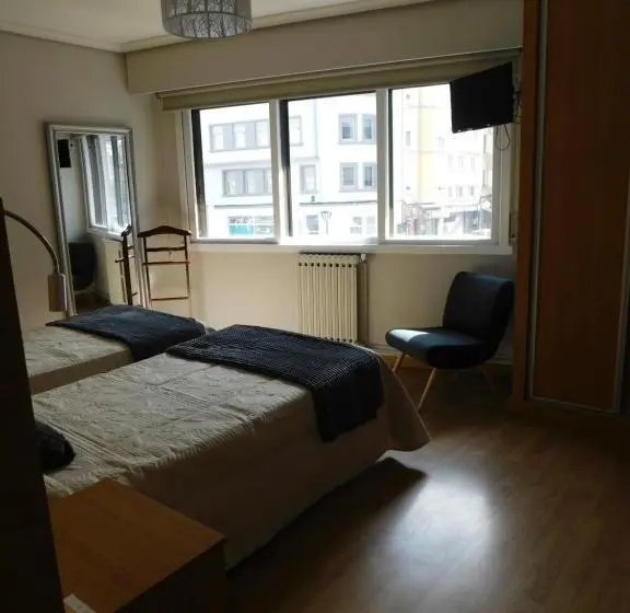 اتاق ساده سه‌ نفره, Hostal Crisol X Liste Station