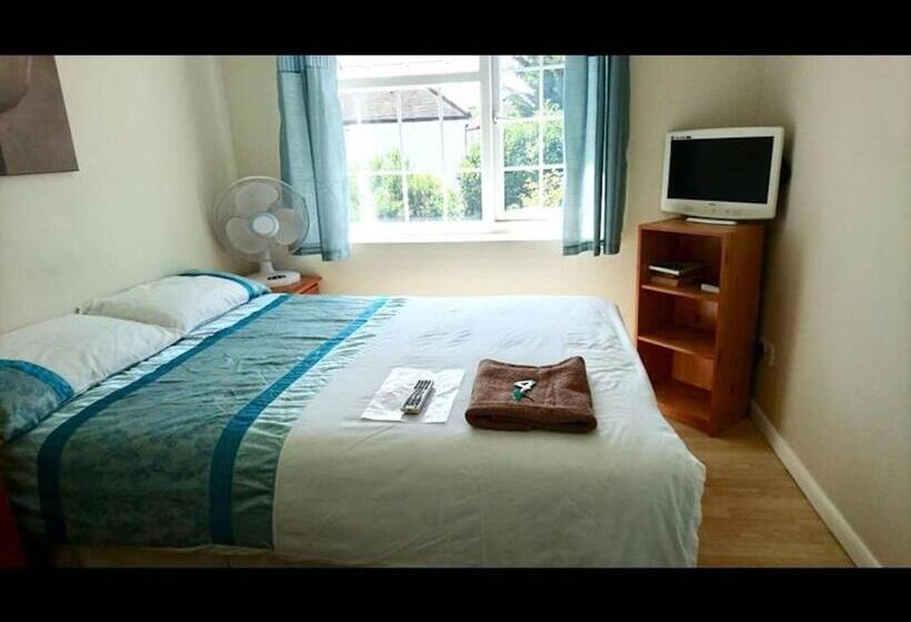 Номер Стандарт, Room In Guest Room   Double With Shared Bathroom Sleeps 1 2 Located 5 Minutes From Heathrow Dsbyr