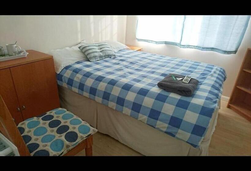 Camera Standard, Room In Guest Room   Double With Shared Bathroom Sleeps 1 2 Located 5 Minutes From Heathrow Dsbyr
