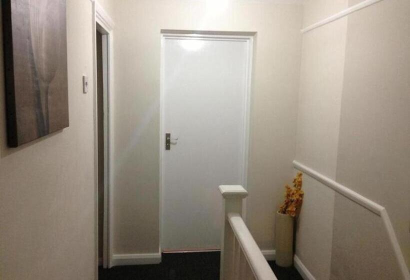 Camera Standard, Room In Guest Room   Double With Shared Bathroom Sleeps 1 2 Located 5 Minutes From Heathrow Dsbyr