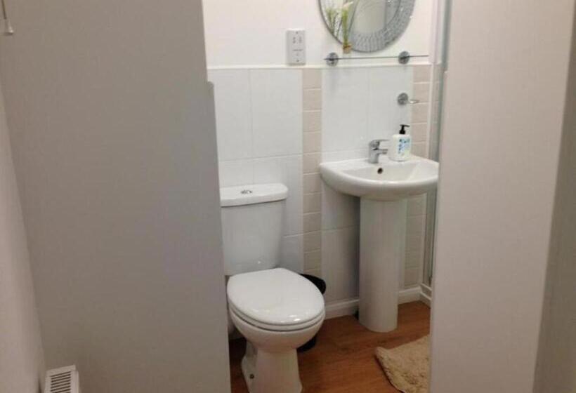 Camera Standard, Room In Guest Room   Double With Shared Bathroom Sleeps 1 2 Located 5 Minutes From Heathrow Dsbyr