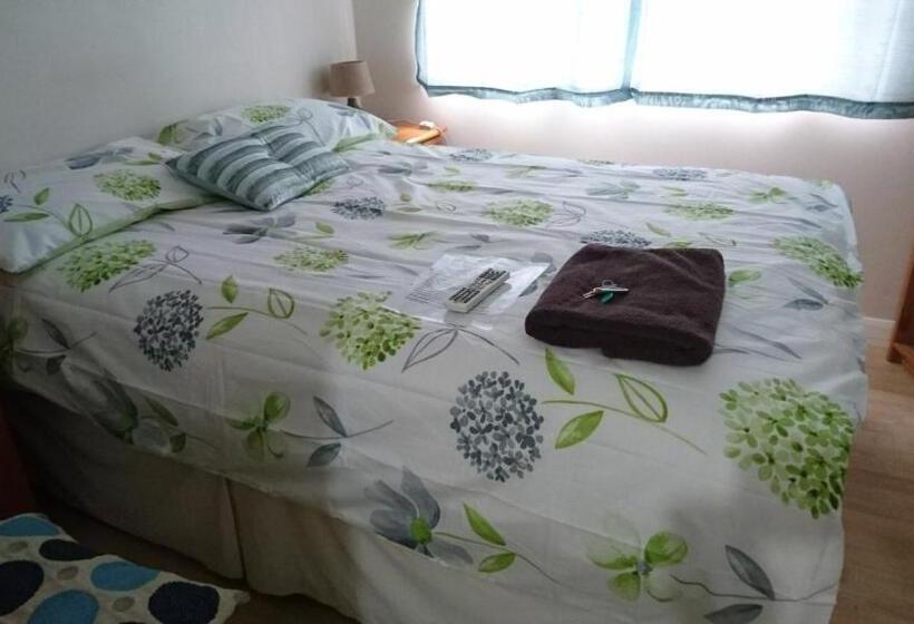 Номер Стандарт, Room In Guest Room   Double With Shared Bathroom Sleeps 1 2 Located 5 Minutes From Heathrow Dsbyr