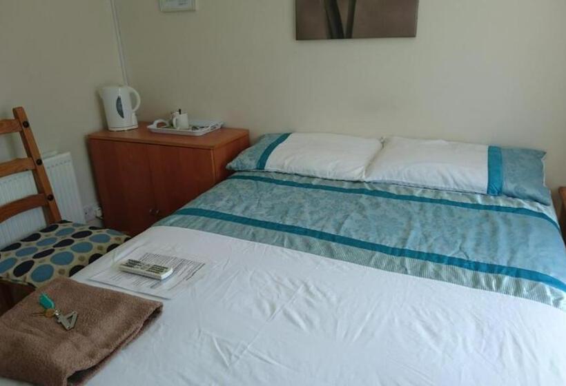 Camera Standard, Room In Guest Room   Double With Shared Bathroom Sleeps 1 2 Located 5 Minutes From Heathrow Dsbyr