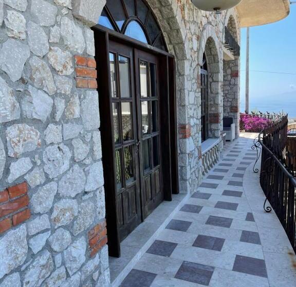 اتاق لوکس با چشم‌انداز دریا, Solomon&sons