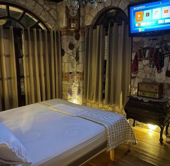 اتاق لوکس با چشم‌انداز دریا, Solomon&sons