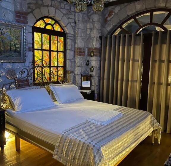 اتاق لوکس با چشم‌انداز دریا, Solomon&sons