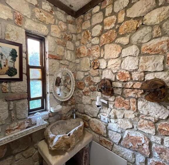 اتاق لوکس با چشم‌انداز دریا, Solomon&sons