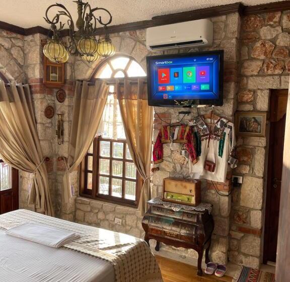 اتاق لوکس با چشم‌انداز دریا, Solomon&sons