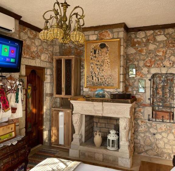 اتاق لوکس با چشم‌انداز دریا, Solomon&sons