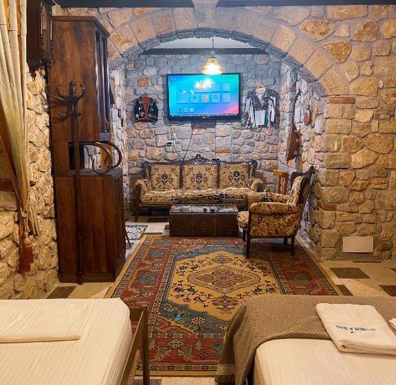 اتاق ساده سه‌ نفره, Solomon&sons