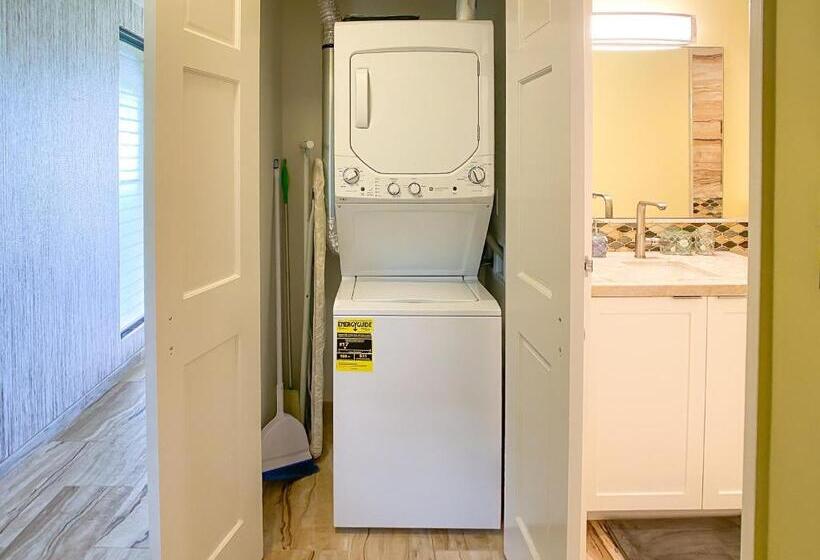 Апартаменты 1 Спальня Вид на Море, Waiohuli Beach Hale D227   Aloha La I   Oceanfront/1b1b/wifi/ac/cable/pool/extras