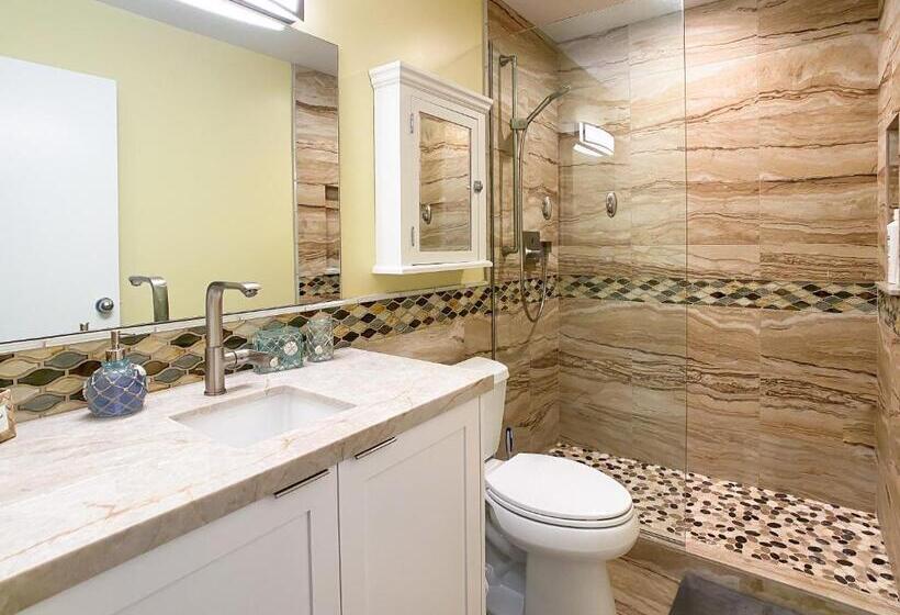 Апартаменты 1 Спальня Вид на Море, Waiohuli Beach Hale D227   Aloha La I   Oceanfront/1b1b/wifi/ac/cable/pool/extras