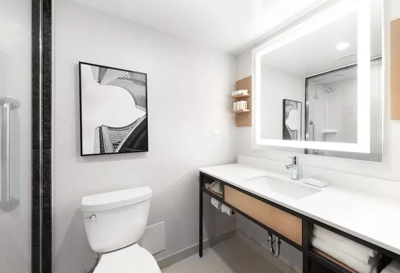 سوییت جونیور, Hilton Garden Inn Toronto Airport