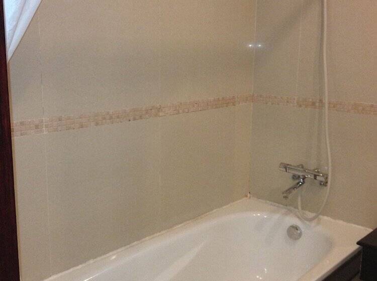 اتاق لوکس سه تخته, Kim Tho