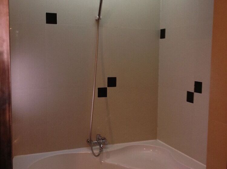 اتاق لوکس سه تخته, Kim Tho